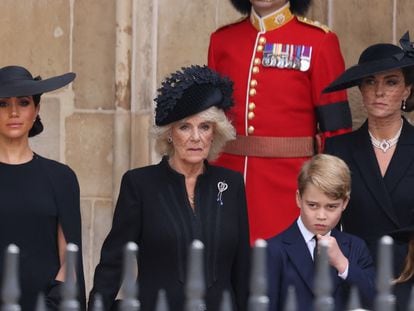 De izquierda a derecha, la duquesa de Sussex, Meghan Markle, la reina consorte Camila, la princesa de Gales, Kate Middleton y, en primer término, el príncipe Jorge y la princesa Carlota, durante el funeral de la reina Isabel II en Londres.