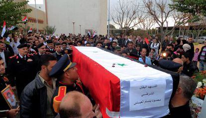 Imagen cedida por el r&eacute;gimen sirio de un funeral de un polic&iacute;a.