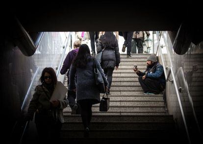 Un hombre mendiga en una salida de metro en Atenas la semana pasada.