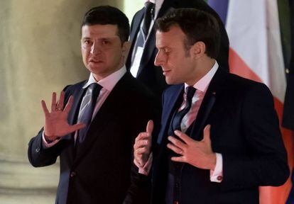 Volodímir Zelenski y Emmanuel Macron, el martes en la cumbre sobre Ucrania en París.