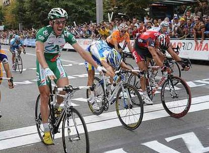 Sébastien Hinault (a la izquierda), en el momento de imponerse al <i>sprint</i> en Zaragoza.