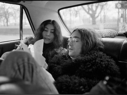 John Lennon y Yoko Ono, en la parte de atrás de un coche el 1 de diciembre de 1968.