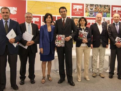 El presidente de la Fundaci&oacute;n Bot&iacute;n, Javier Bot&iacute;n, posa hoy junto a su equipo directivo momentos antes de la presentaci&oacute;n de la memoria de actividad de la entidad en 2015.