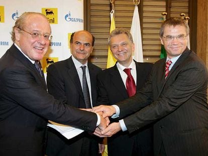 Directivos de ENI y de Gazprom, con los ministros de Industria de Italia y Rusia (en el centro), celebran el acuerdo.