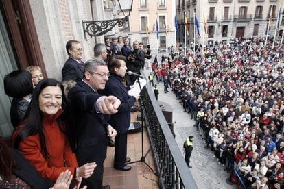 El cantante Raphael pronuncia el pregón de las fiestas de San Isidro en el balcón de la Casa de la Villa de Madrid, acompañado entre otros, del alcalde Alberto Ruiz-Gallardón y por Alicia Moreno, delegada del Área de Gobierno de Las Artes del Ayuntamiento, el 12 de mayo de 2010.