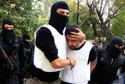 Uno de los detenidos por los paquetes bomba, anteayer en Atenas.