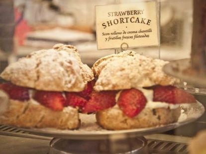 Scone relleno de crema chantillí y frutillas frescas fileteadas.