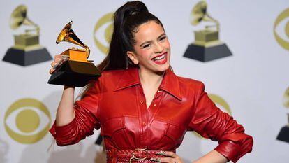 Rosalía con el Grammy al Mejor Álbum Alternativo de música latina en Los Ángeles. En vídeo, su presentación durante la ceremonia.