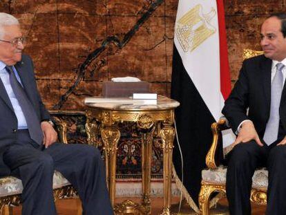 Abdel Fattah al-Sissi durante una reuni&oacute;n con Mahmud Abbas en El Cairo.