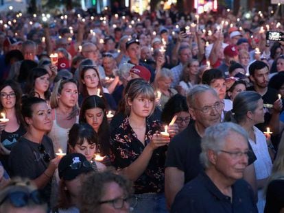 Una multitud asiste al homenaje a las víctimas del tiroteo masivo en Dayton, Ohio, el 4 de agosto de 2019.