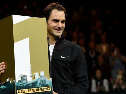 Federer posa con un trofeo simb&oacute;lico del n&uacute;mero uno, ayer en Basilea.