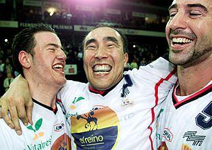 Romero, Duishebaiev y Fog se abrazan, sonrientes, tras el triunfo del Ciudad Real en la Recopa.