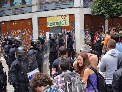 Los Mossos custodian la puerta del Banc Expropiat.