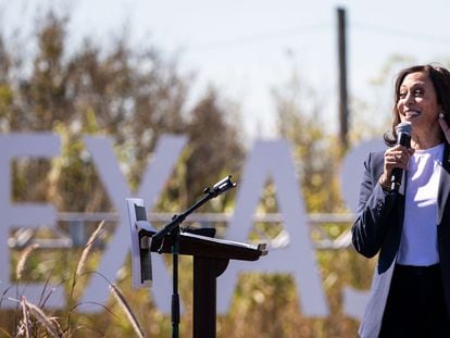 La candidata a la vicepresidencia por el Partido Demócrata, Kamala Harris, habla durante un evento de campaña este viernes, en Fort Worth, Texas.
