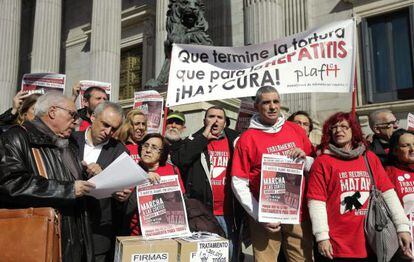 Afectados por la hepatitis C, apoyados por políticos, han entregado 200.000 firmas en el Congreso.