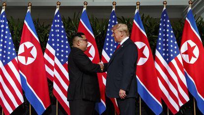 El líder de Corea del Norte, Kim Jong-un, y el presidente de EE UU, Donald Trump, en Singapur, el pasado 12 de junio.