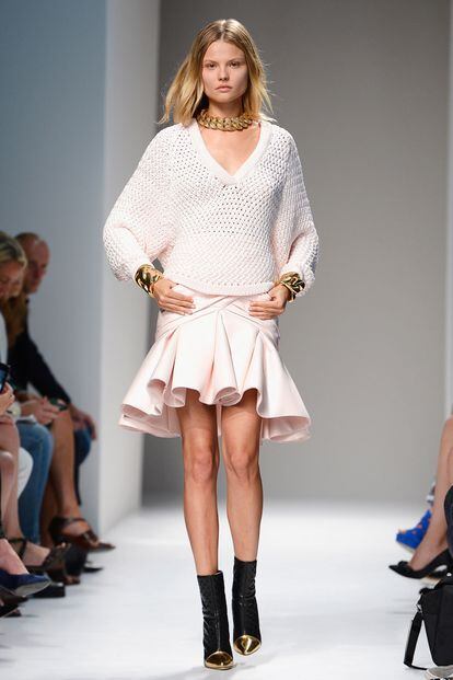 Falda rosa palo con pliegues y volantes en el debajo. Es de la útima colección de Balmain.