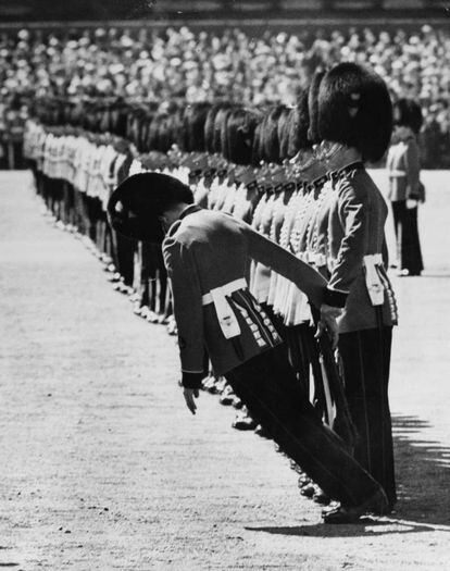 Trooping of the Colour es uno de esos grandes eventos británicos en los que a menudo se desmaya un soldado por calor. Aquí, en 1957.