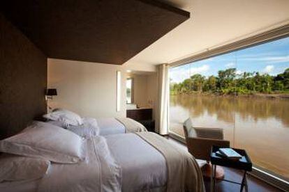 Uno de los 16 camarotes de lujo del Aria Amazon con paredes acristaladas para disfrutar de las vistas.