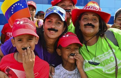 Seguidores del candidato a la presidencia de Venezuela Nicol&aacute;s Maduro con bigotes artificiales en alusi&oacute;n al presidente encargado. 