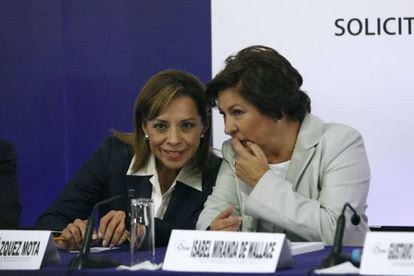 Josefina Vázquez Mota (izquierda) e Isabel Miranda de Wallace, durante un acto electoral.