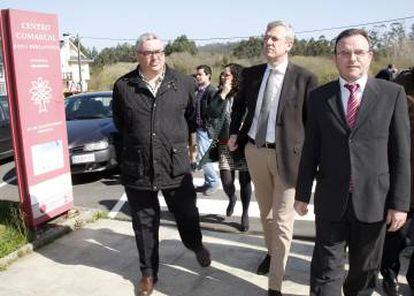 El alcalde de Malpica, con corbata y gafas en primer t&eacute;rmino, acompa&ntilde;ado de concejales y cargos de la Xunta.
