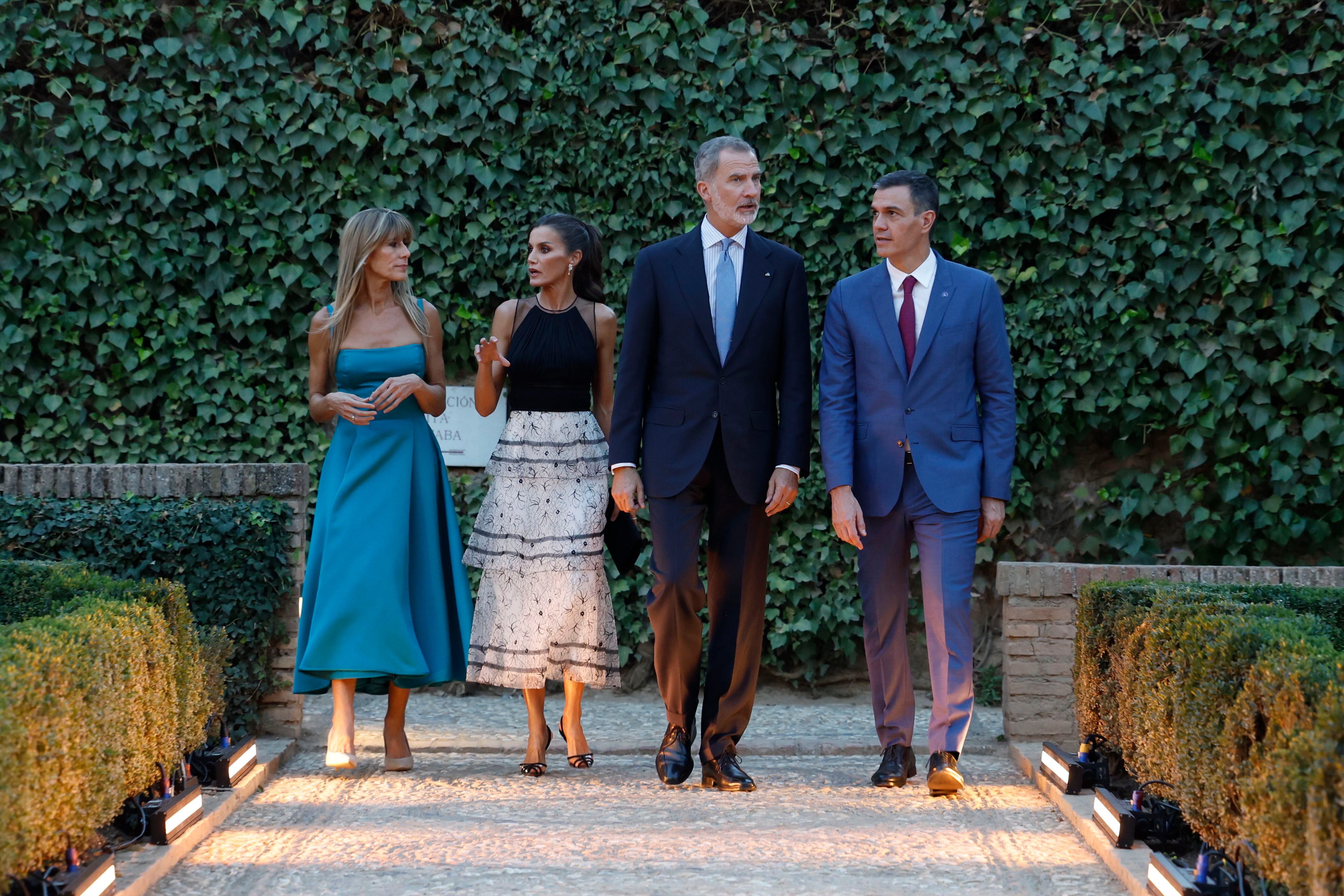 Los Reyes de España, Felipe y Letizia, junto al presidente del Gobierno en funciones, Pedro Sánchez, y su esposa Begoña Gómez, pasean por los jardines de la Alhambra, donde ofrecen una cena a los mandatarios europeos, dentro de la III Cumbre de la Comunidad Política Europea.