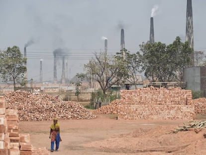 Las fábricas de ladrillos delinean un cinturón de polución que aporta en torno al 60% de la contaminación atmosférica de Dacca.