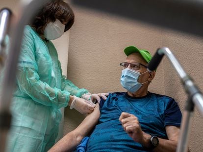 Una enfermera administra una dosis de la vacuna de Pfizer en una residencia de Leganés.
