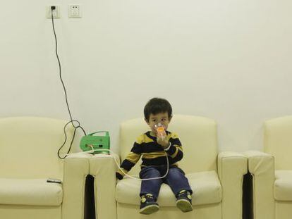 Hanhan, de tres a&ntilde;os, es tratada en un hospital de Pek&iacute;n el 21 de diciembre, tres d&iacute;as despu&eacute;s de que China decretase su tercera alerta roja por contaminaci&oacute;n.