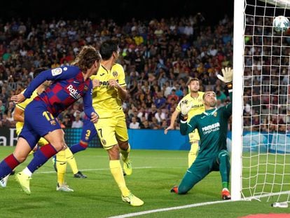 El balón, cabeceado por Griezmann, supera a Asenjo en el 1-0 del Barça. En vídeo, declaraciones de Piqué sobre la lesión de Messi.