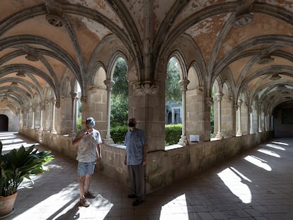 Jaume Aymar (con camisa azul), en el claustro de Sant Jeroni de la Murtra de Badalona.