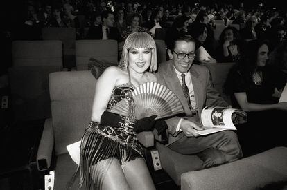 Loles León y el periodista Ricardo Cantalapiedra durante la gala de los premios Goya de 1989.