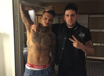El tatuador murciano con el cantante Chris Brown