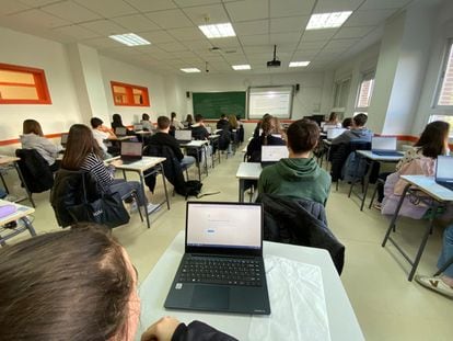 Alumnos de 4º de ESO en el IES Diego Velázquez de Madrid, durante el intento de realizar la prueba externa, el pasado jueves 26 de enero, en una imagen publicada en las redes sociales del centro.