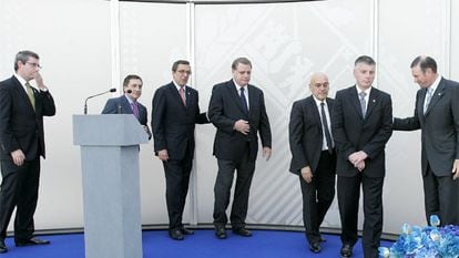 De izquierda a derecha, los diputados generales Markel Olano, Xabier Agirrre y José Luis Bilbao, Xabier de Irala (bbk), Gregorio Rojo (Vital ), Xabier Iturbe (Kutxa), junto al <b><i>lehendakari</b></i> Ibarretxe, en la presentación de la sociedad de promoción de inversiones Ekarpen.
/ l. rico
