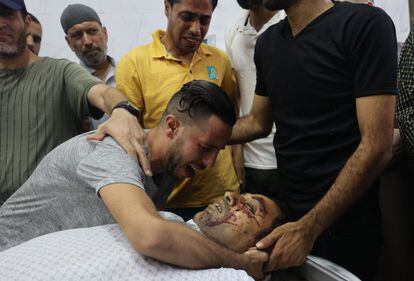 Familiares lloran ante el cadáver de un pariente en la morgue de un hospital de Gaza. 