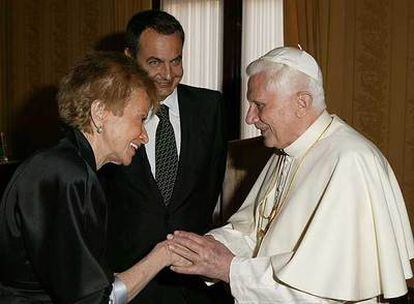 Benedicto XVI saluda en Valencia, el 9 de julio de 2006, a la vicepresidenta Fernández de la Vega en presencia de Rodríguez Zapatero.