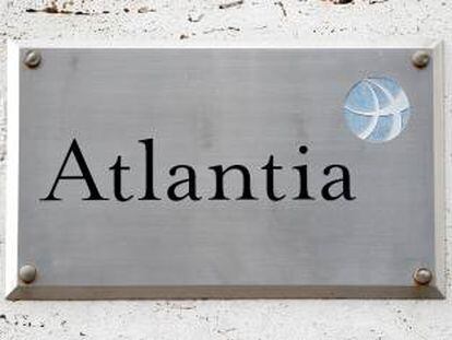Logotipo del Grupo Atlantia fuera de su sede en Roma.