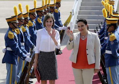 La Reina Letizia, recibida por la Primera Dama de Honduras