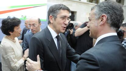 El todavía lehendakari Patxi López saluda a Íñigo Urkullu en octubre de 2012, apenas unos días después de que este último ganara las elecciones.