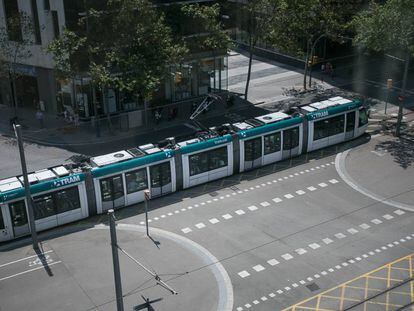 Un tramvia circula per l'avinguda Diagonal.
