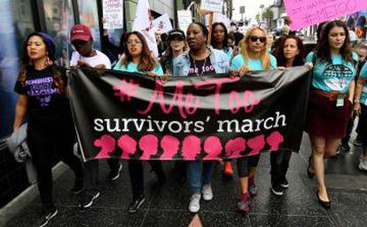 Manifestación en Hollywood contra el acoso sexual a mujeres bajo el lema 'metoo'.