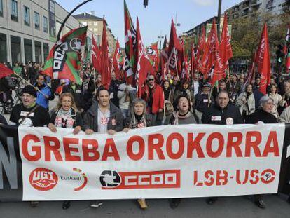 Cabecera de la manifestaci&oacute;n de Vitoria en la jornada de huelga general.