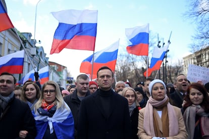 Sobol, envuelta en una bandera, junto al opositor Alexéi Navalni, en una manifestación en Moscú en febrero de 2020.