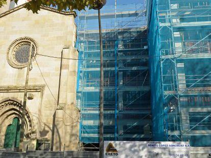 Obras del nuevo edificio anexo a la iglesia de San Francisco, en Ourense