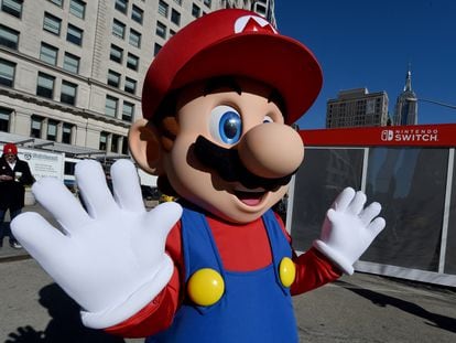 “Traspasó la pantalla y entró en la cultura pop”: la génesis de Super Mario 64, el videojuego que lo cambió todo