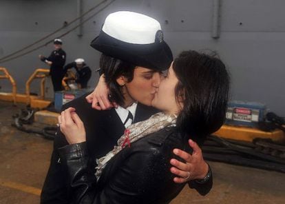 Marissa Gaeta (izquierda) besa a su novia, Citlalic Snell, al desembarcar.