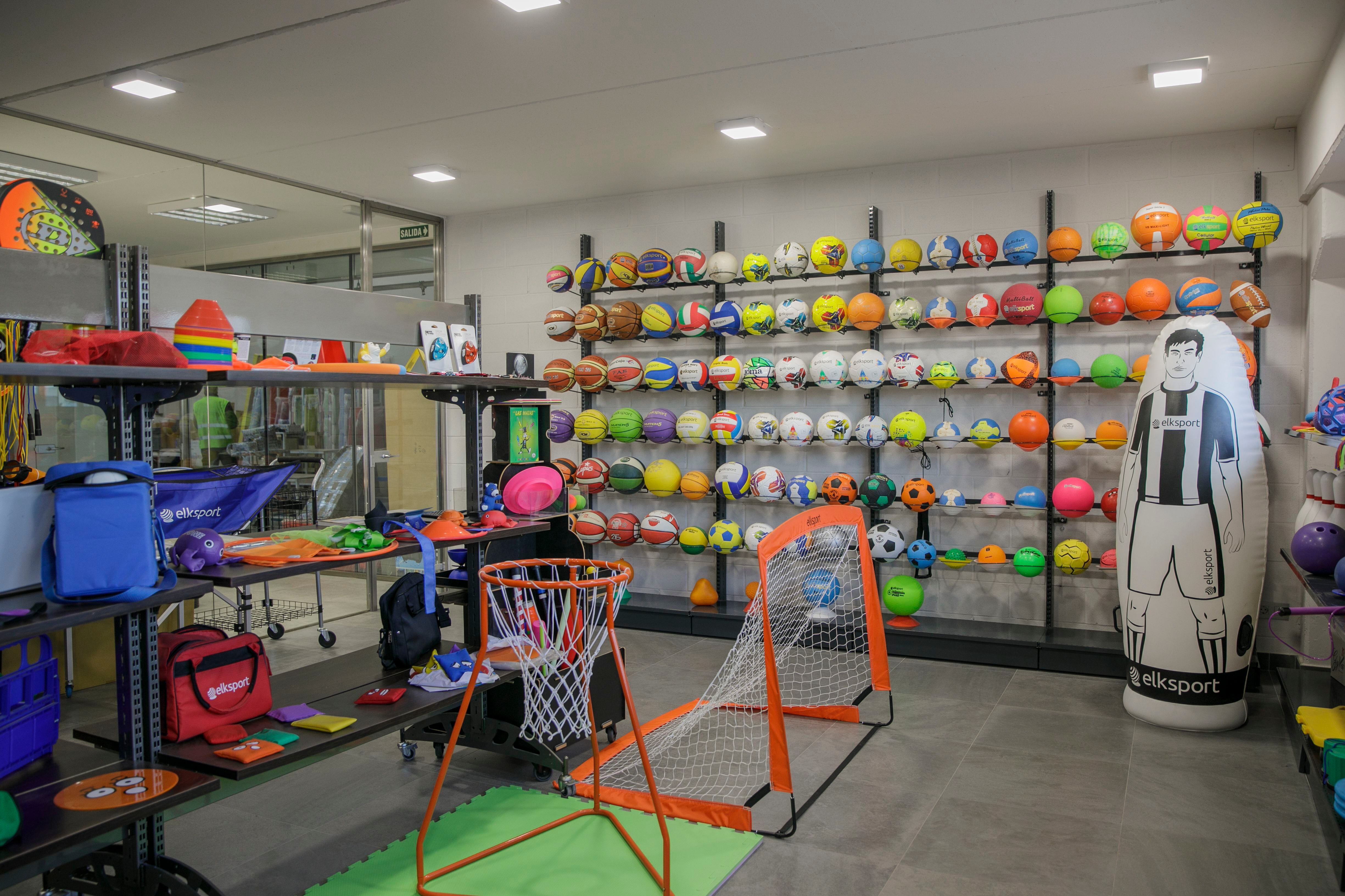 Un muestrario de balones y otro tipo de material deportivo, en la sede de Elk Sport, en Zaragoza.
