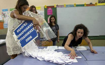 Los miembros de una mesa abren las urnas en Atenas.